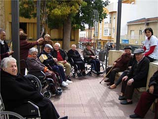 Loa usuarios del Servicio de Estancias Diurnas visitaron al Cristo de Medinaceli en el Convento