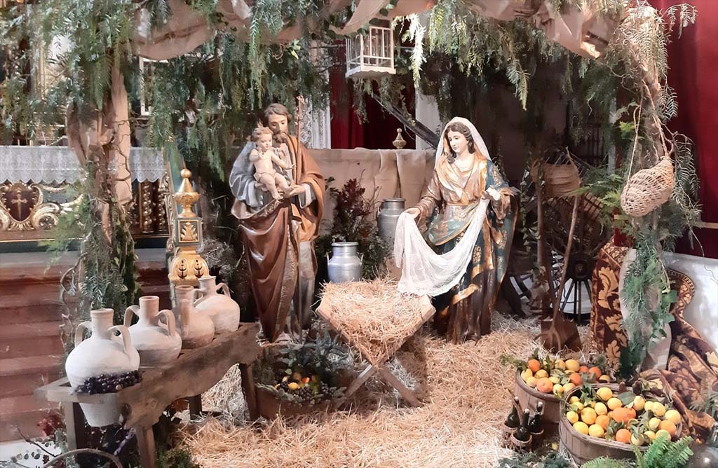 El altar mayor de la Parroquia de Santiago luce todo su esplendor con la recreacion del nacimiento de Jesus.