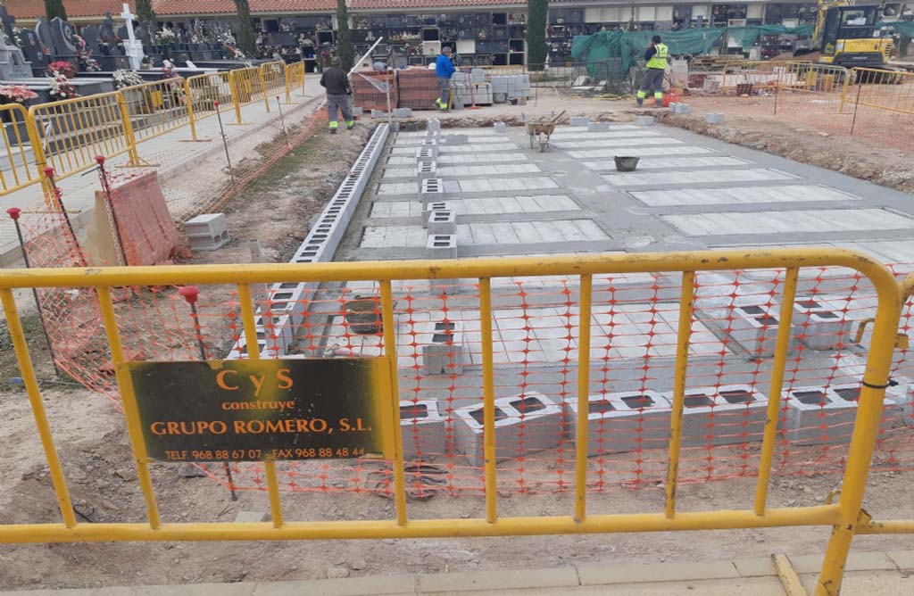 Continan las obras de veinte nuevas fosas construidas en el Cementerio Municipal Nuestra Seora del Carmen