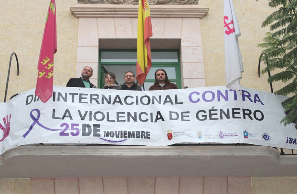 Colocan la pancarta conmemorativa por el Da Internacional contra la Violencia de Gnero en la fachada del Ayuntamiento