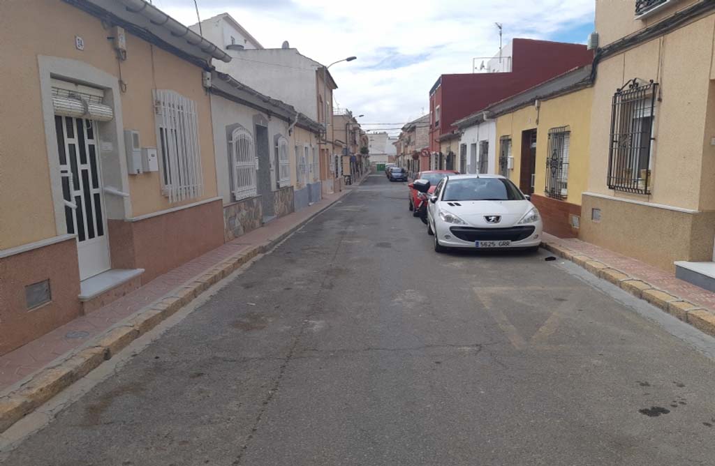 Finalizan las obras de renovacin urgente de la tubera principal de agua potable en la calle Badajoz.