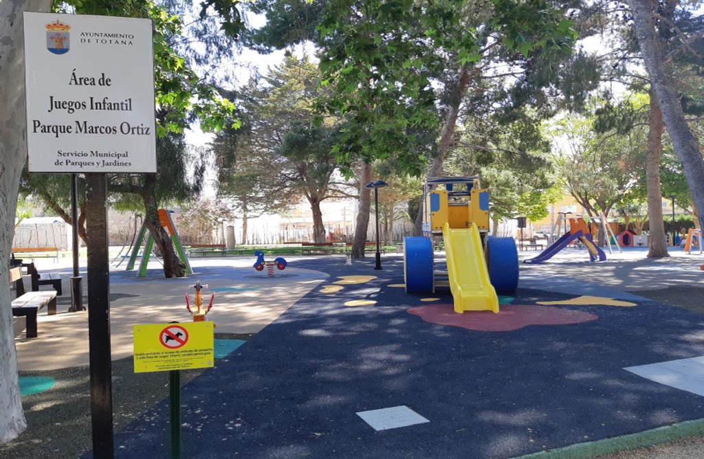 Se repara la zona de juegos infantiles del parque municipal Marcos Ortiz que haba sido daada por el uso y actos vandlicos.