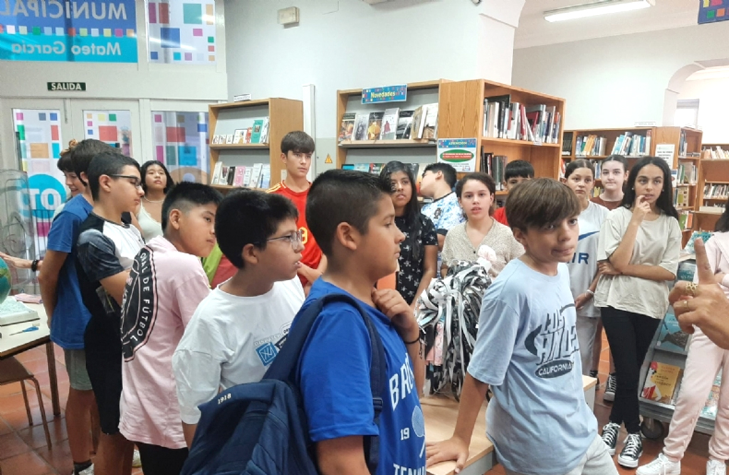 114 alumnos del Prado Mayor se acercan a la Biblioteca Mateo Garca en unas jornadas de convivencia