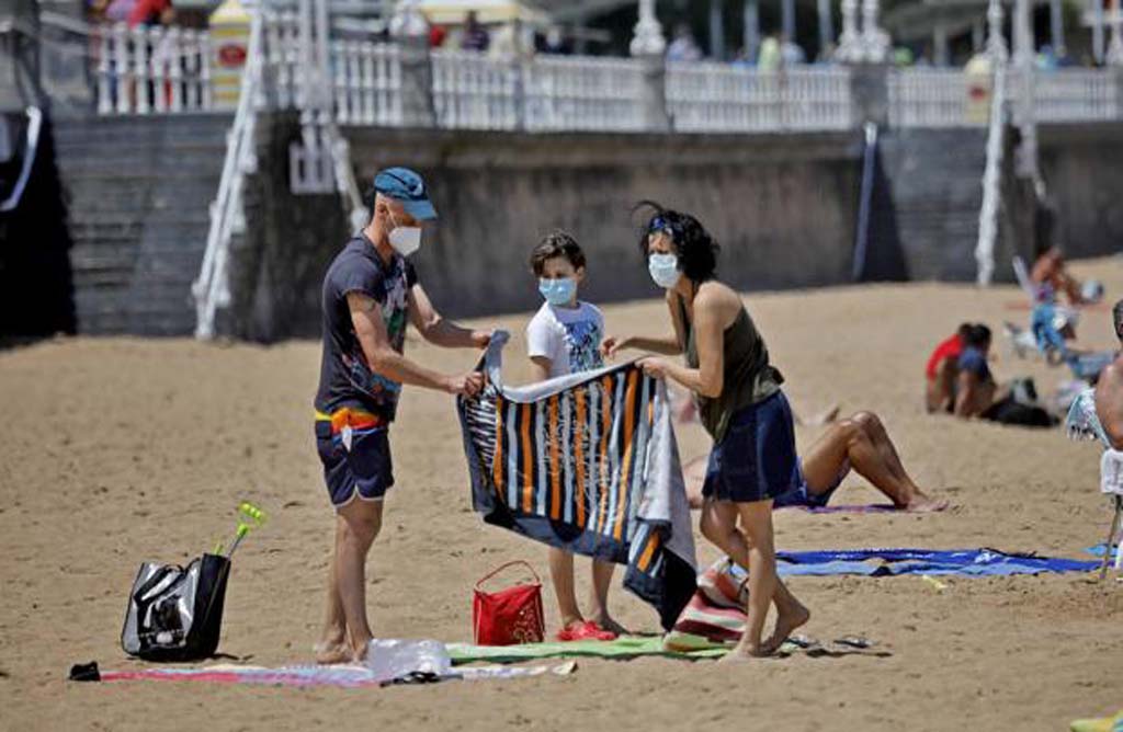 La vacunacin de personas de entre 64 y 65 aos comienza , la Mascarilla pasa a ser obligatoria incluso para tomar el sol en playas , piscinas y espacios publicos.