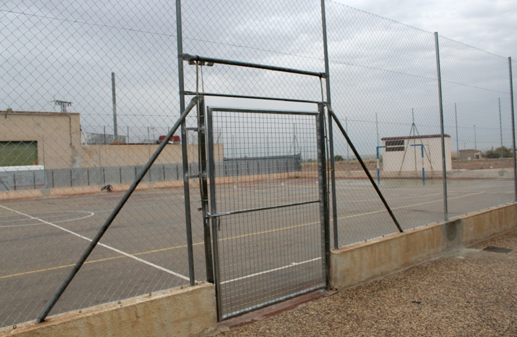 El Centro Jos Moy Trilla ya tiene un nuevo vallado en su pista polideportiva
