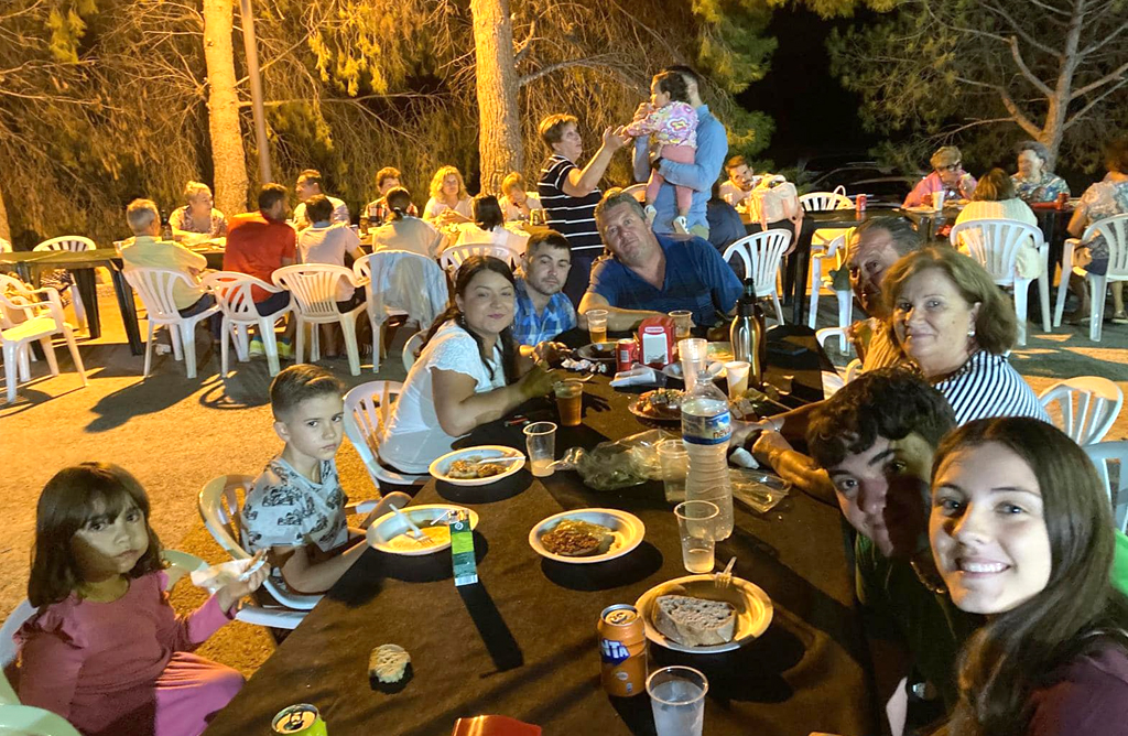 Las Viñas y Carivete vivió una cena de convivencia para despedir el verano