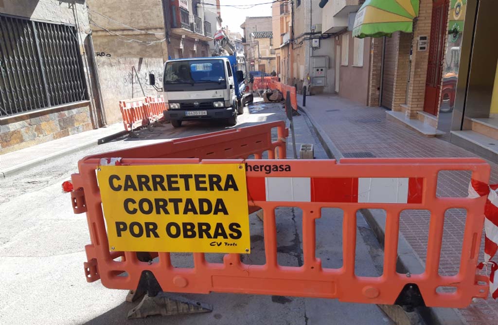 Obras de renovacin de alcantarillado en las calles Maderera y Lus Martnez Gonzlez