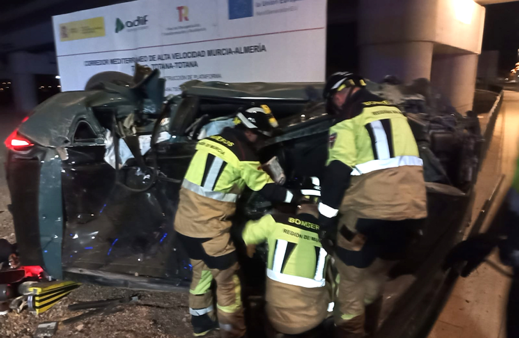 Un accidente en la nueva rotonda del AVE dej� tres heridos, uno de ellos cr�tico