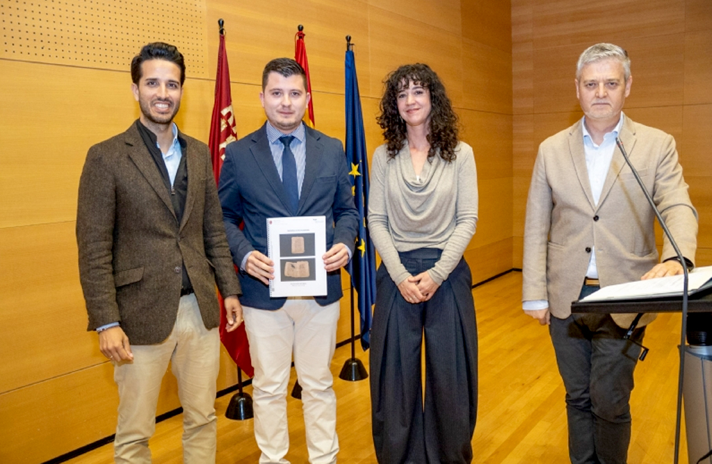 Patrimonio Cultural entrega al Archivo Municipal cuadernillos de escrituras notariales del siglo XVI restaurados 