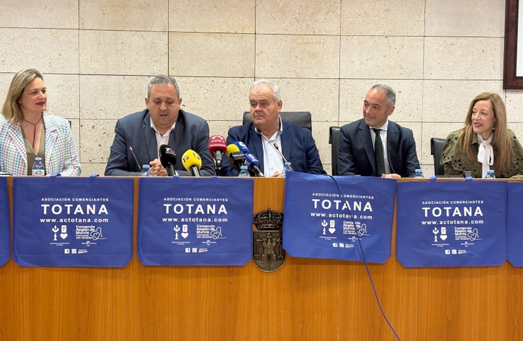 La renovada Junta Directiva de la Asociaci�n de Comerciantes de Totana presenta su nueva imagen corporativa 